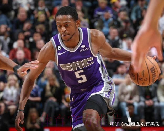 福克斯:球员都会经历低迷期,但要找到其他方式去影响比赛 福克斯:球员都会经历低迷期,但要找到其他方式去影响比赛