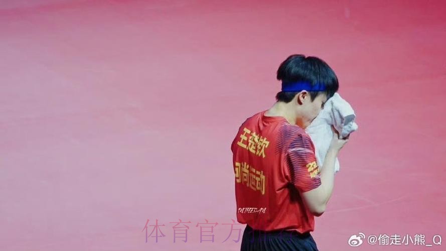 李苑鑫更新社媒分享训练中的趣味日常：拿球就进